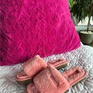 Tahari Pink Fuzzy Slippers